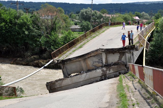 Elevii dintr-o localitate gorjeană riscă să nu înceapă noul an şcolar, după ce podul din Albeni a fost luat de viitură