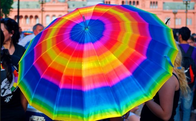 Nemulţumit de umbrelele colorate din centrul vechi al oraşului Botoşani, un preot a depus plângere la Primărie