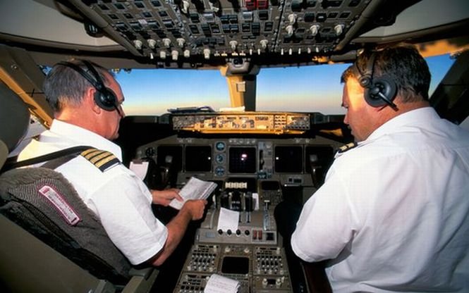 Piloţii, inginerii de zbor şi stewardesele vor primi din nou pensie specială
