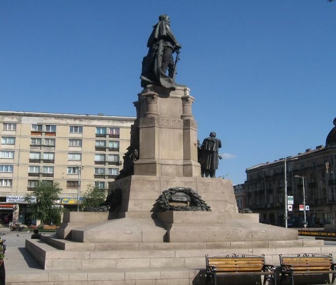 Protest la înălţime, pe statuia lui Alexandru Ioan Cuza din Iaşi