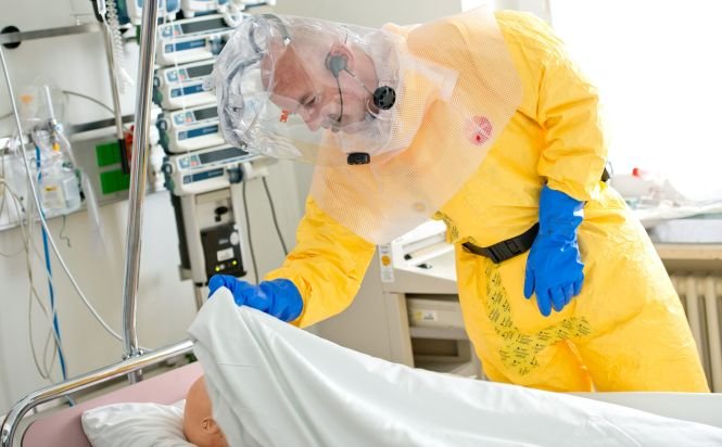 Un alt caz de Ebola în OMS. Un medic s-a contaminat cu virusul în Sierra Leone