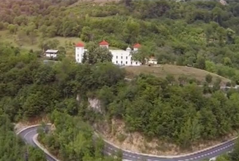 România la înălţime: Mănăstirea Arnota, unul dintre cele reprezentative monumente istorice şi de artă religioasă din ţară