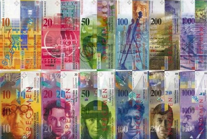 Românii care au luat credite în franci elveţieni vor plăti ratele la nivelul cursului de la data semnării contractului
