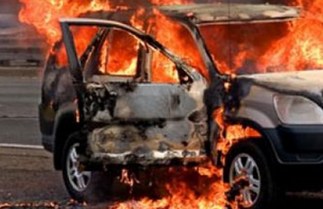 Patru tineri din Sălaj au ars de vii, captivi în maşină, în urma unui acccident