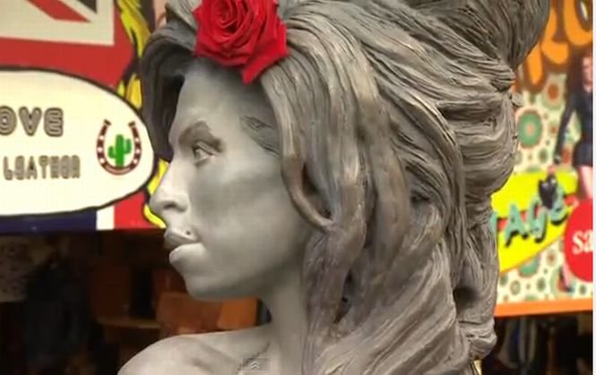 O statuie a cântăreţei Amy Winehouse a fost inaugurată la Londra