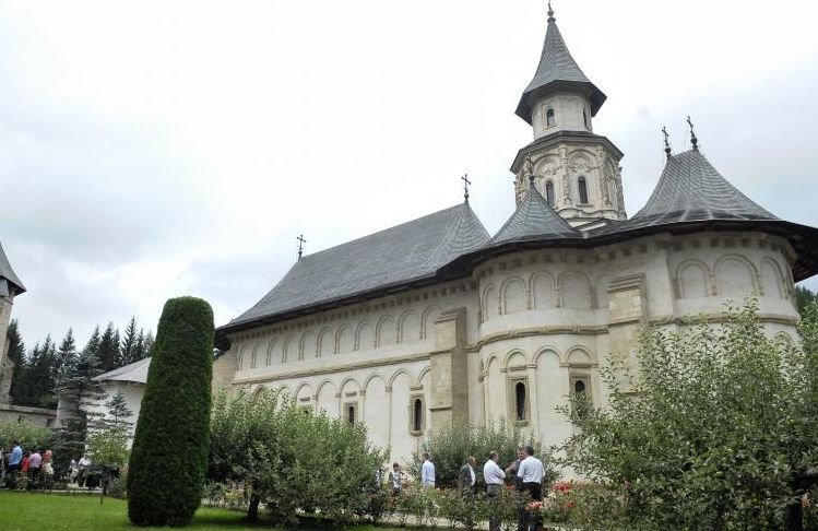 Parlamentarii români se încolonează spre mănăstirea Putna