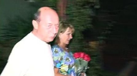 Traian Băsescu, cină cu Udrea şi dans cu soţia