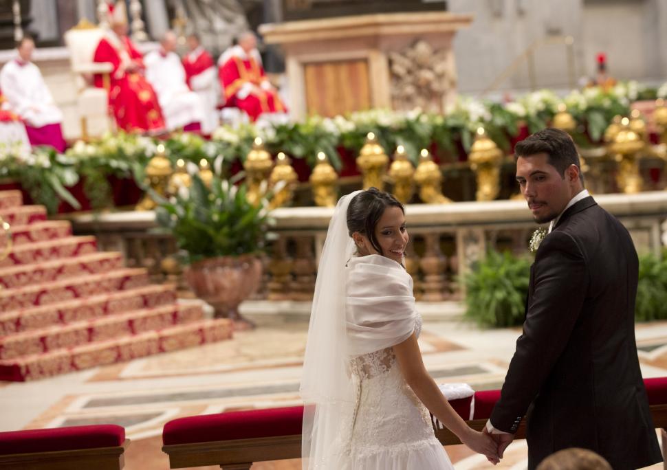 Ceremonie rară la Vatican. Papa Francisc a căsătorit 20 de cupluri. Ce sfat le-a dat tinerilor