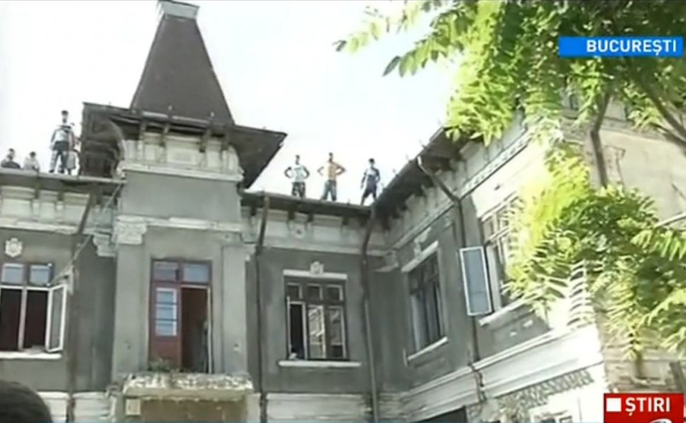 Evacuare cu scandal în Capitală. Supăraţi, câţiva chiriaşi s-au urcat pe acoperiş, în semn de protest