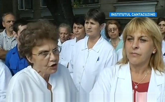 Protest cu scandal la Institutul Cantacuzino. Angajaţii spun că nu şi-au mai primit salariile de două luni