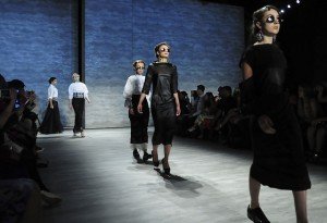 România, reprezentată cu cinste la NY Fashion Week. Creaţiile designerului Dorin Negrău, pe podium alături de Chanel