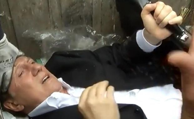 VIDEO! Deputat aruncat la GUNOI, scuipat şi lovit cu servieta! Mulţimea furioasă l-a pedepsit pe politicianul ucrainean