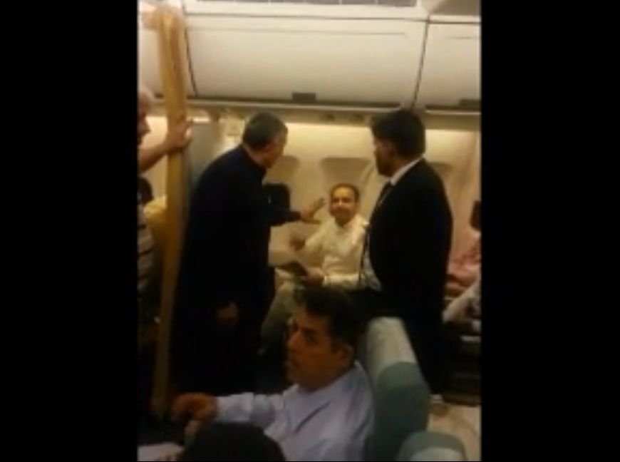 VIDEO! Doi politicieni din Pakistan, acuzaţi că au întârziat decolarea unui avion. REACŢIA pasagerilor te va ului