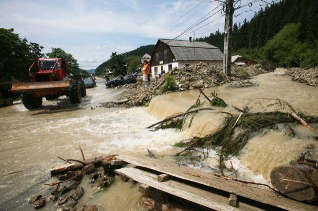 Sub blestemul apelor. Hidrologii le-au dat cea mai proastă veste: &quot;Pârâurile s-ar putea transforma în TORENŢI&quot;
