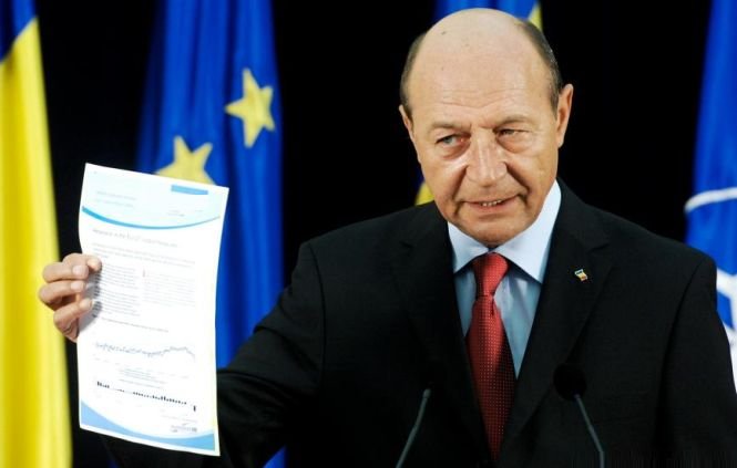 Băsescu prevesteşte un COLAPS ECONOMIC, după promulgarea legii reducerii CAS cu 5%