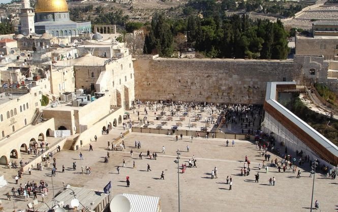 Cu o săptămână înainte de Anul Nou evreiesc, rabinii strâng biletele pe care credincioşii le-au aşezat în Zidul Plângerii 