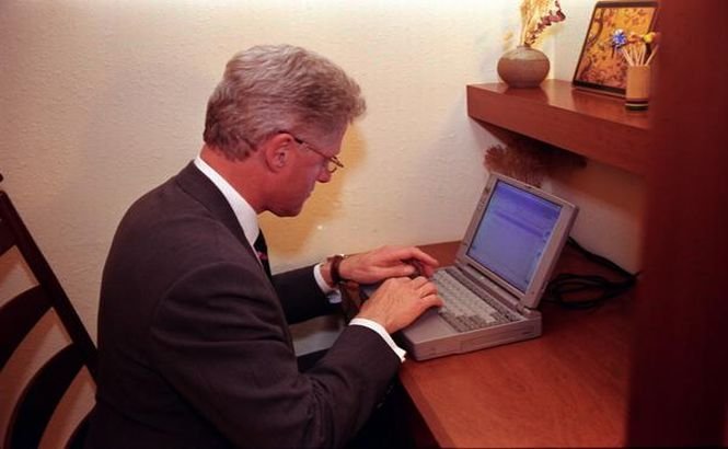 Primul email trimis de Bill Clinton a fost expediat în... altă lume