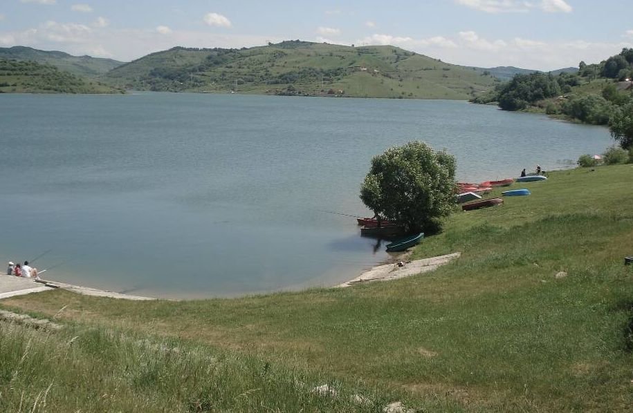 Un bărbat a murit înecat în lacul Bezid, chiar lânga barca în care se afla un prieten