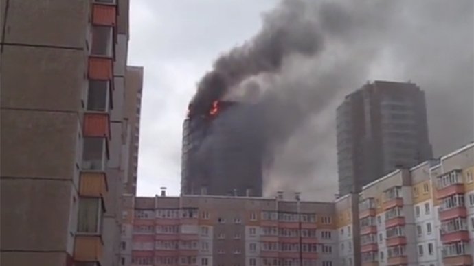 Dezastru în Rusia. Un incendiu violent a distrus complet un bloc de 25 de etaje din Siberia