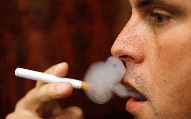 Ce se întâmplă cu fumătorii care trec pe ţigările electronice. Rezultatele care i-au surprins pe medici