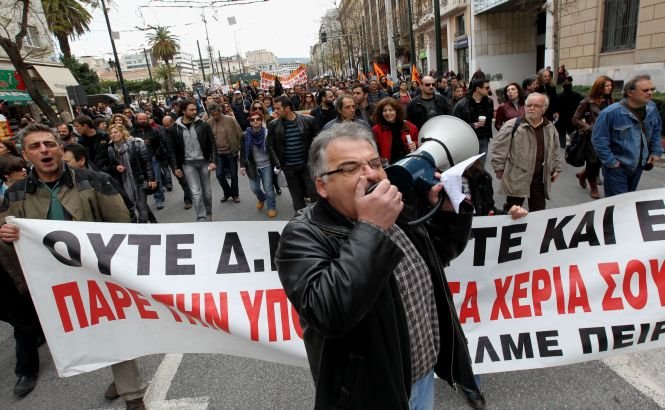 Grevă generală în Grecia. Oamenii se opun concedierilor din sectorul public