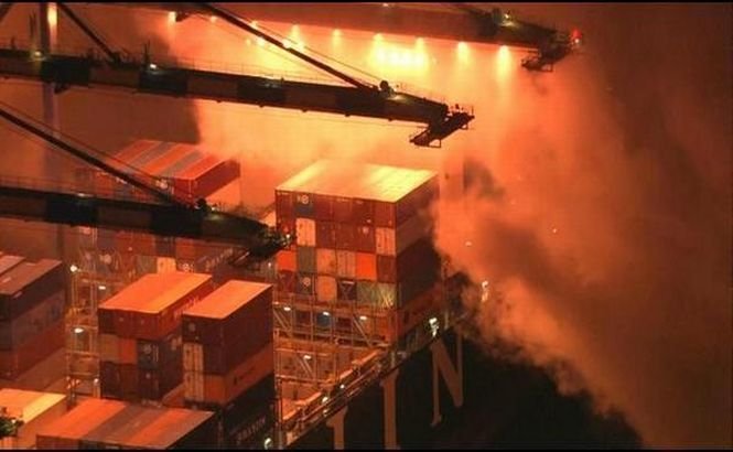 Incendiu violent la unul dintre docurile portului din Los Angeles