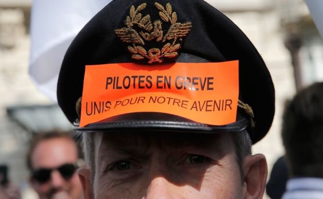 Air France pune capăt grevei piloţilor şi renunţă la lansarea unei companii low-cost