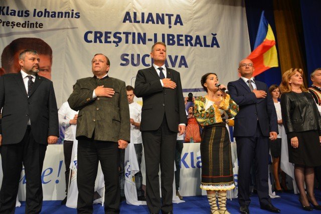 Klaus Iohannis, făcut din nou de ruşine de liderii ACL. Ludovic Orban a cântat muzică populară, iar Flutur s-a îmbrăcat în pădurar bavarez