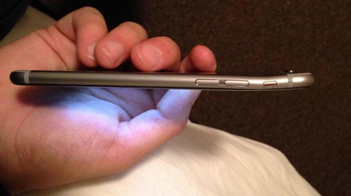 Utilizatorii iPhone 6 Plus, primele nemulţumiri: &quot;Telefonul se îndoaie în buzunar&quot;