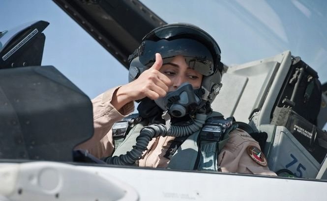 O femeie din Emiratele Arabe Unite bombardează poziţiile teroriştilor SIIL (VIDEO)