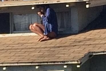 S-a ascuns pe acoperiş de hoţul care intrase în casa ei. Ce au surprins trecătorii e traumatizant