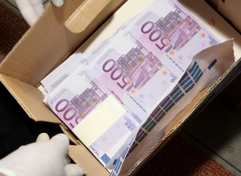 FABRICĂ de BANI FALŞI pentru mafia italiană, la Oradea. 14 milioane de euro, confiscaţi de DIICOT. Alţi 90.000 de euro, găsiţi la o groapă de gunoi 
