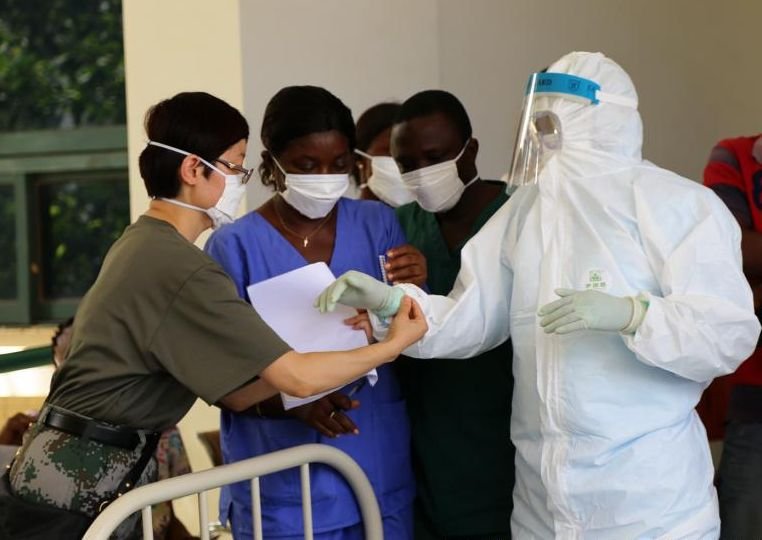 G7 avertizează: Ţările afectate de epidemia de Ebola nu trebuie izolate