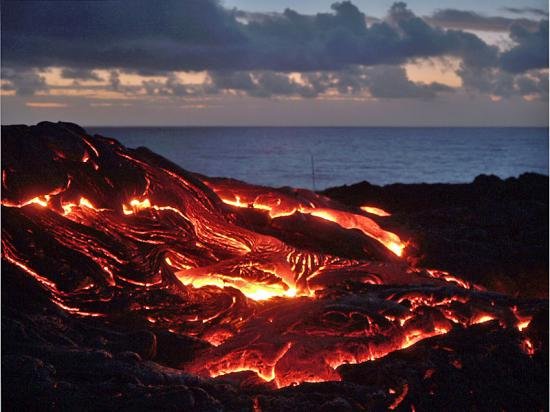 Imagini spectaculoase cu erupţia unui vulcan din Islanda