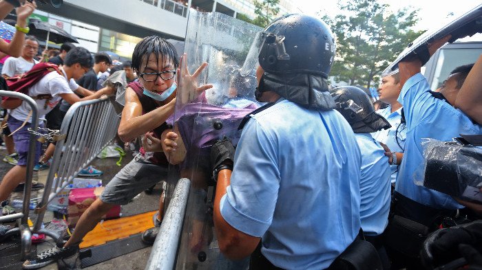 Mii de militanţi prodemocraţie au ieşit pe străzile Hong Kong-ului, paralizat de proteste