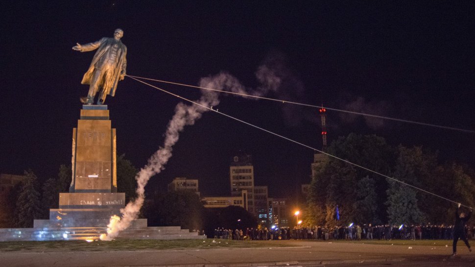 Criza din Ucraina. Cea mai mare statuie a lui Lenin, doborâtă la Harkov