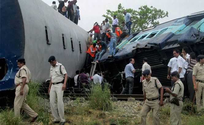 GRAV accident feroviar în India. Cel puţin 12 persoane au murit strivite de vagoane