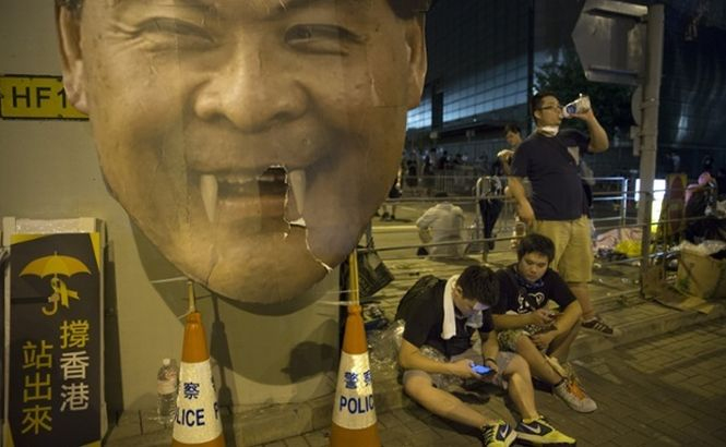 Hong Kong. Protestatarii cer demisia liderului local şi ameninţă că vor ocupa clădirile guvernamentale