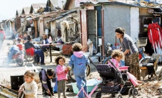 Zeci de romi au provocat haos pe o arteră circulată din Atena