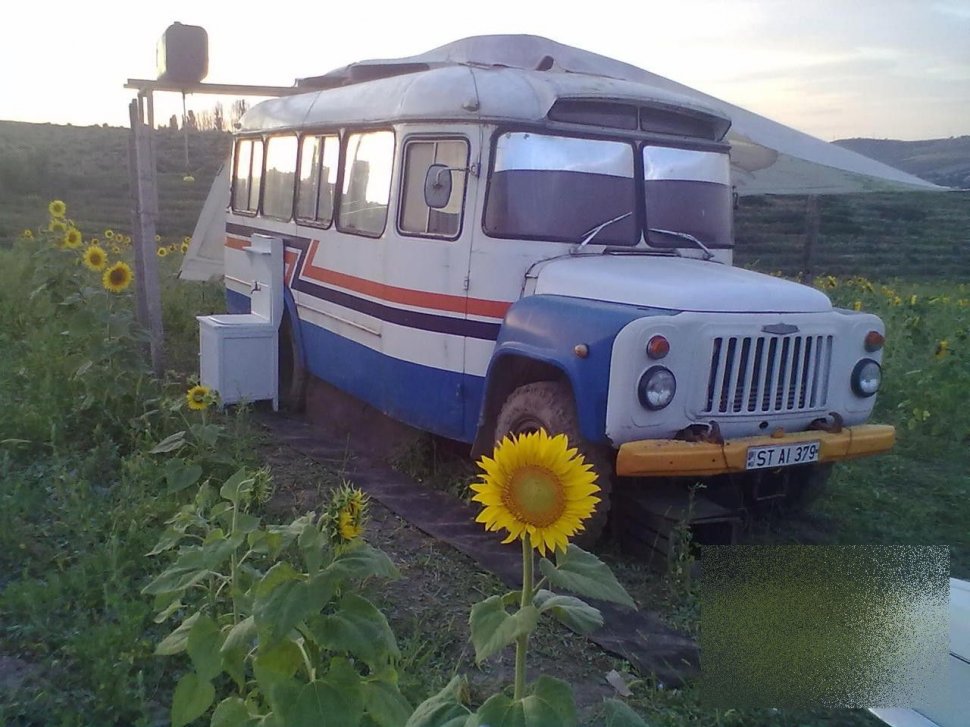 Ce a reuşit un MOLDOVEAN să facă din acest autobuz vechi. &quot;În interior puteţi vedea canapele de PIELE şi perdele din VOAL&quot;