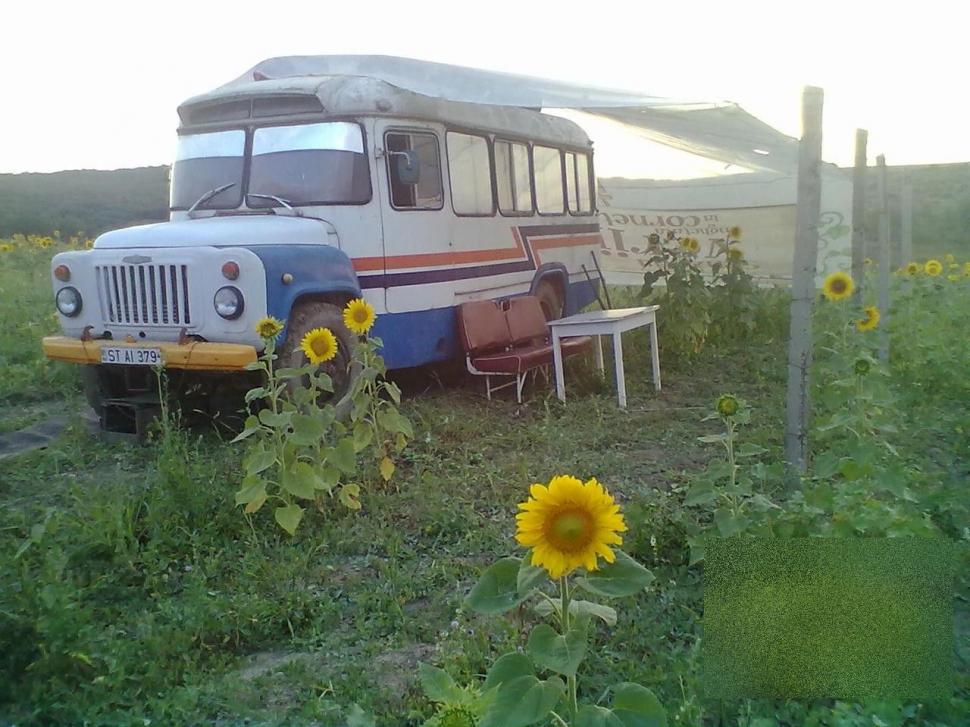 Ce a reuşit un MOLDOVEAN să facă din acest autobuz vechi. "În interior puteţi vedea canapele de PIELE şi perdele din VOAL" 277757