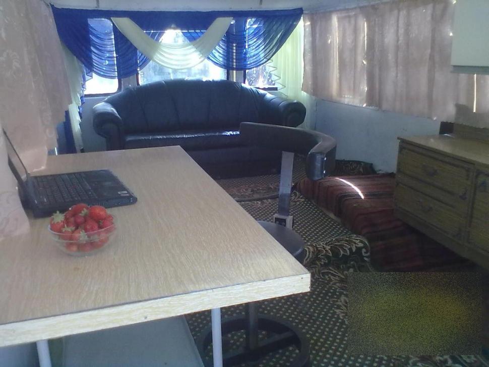 Ce a reuşit un MOLDOVEAN să facă din acest autobuz vechi. "În interior puteţi vedea canapele de PIELE şi perdele din VOAL" 277758