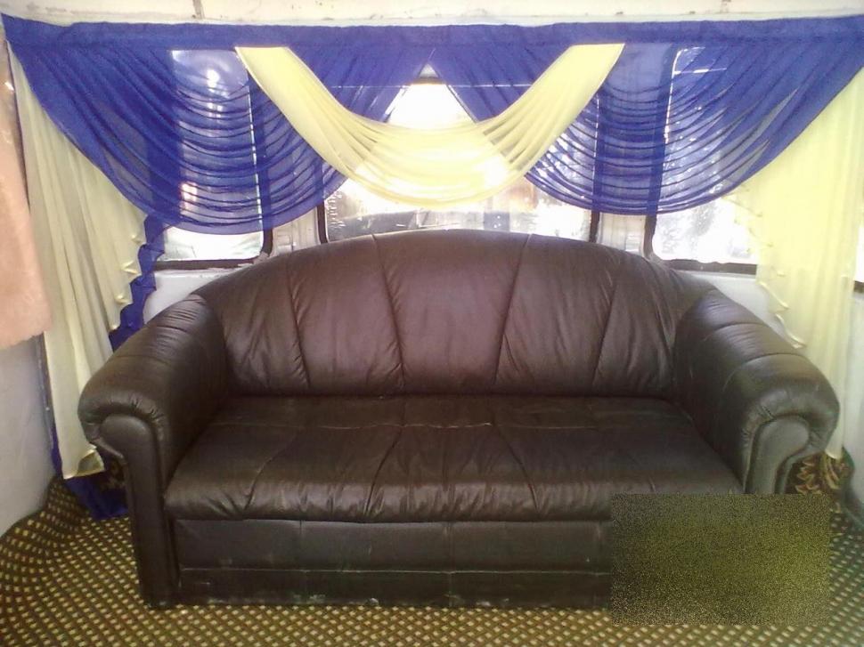 Ce a reuşit un MOLDOVEAN să facă din acest autobuz vechi. "În interior puteţi vedea canapele de PIELE şi perdele din VOAL" 277759