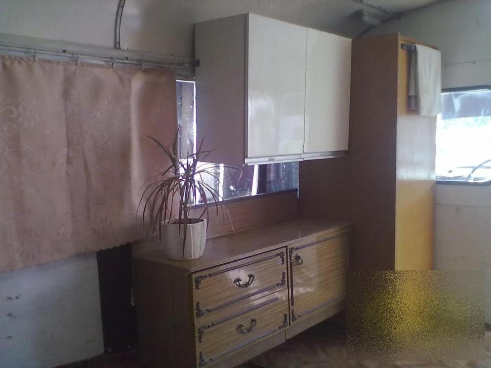 Ce a reuşit un MOLDOVEAN să facă din acest autobuz vechi. "În interior puteţi vedea canapele de PIELE şi perdele din VOAL" 277760