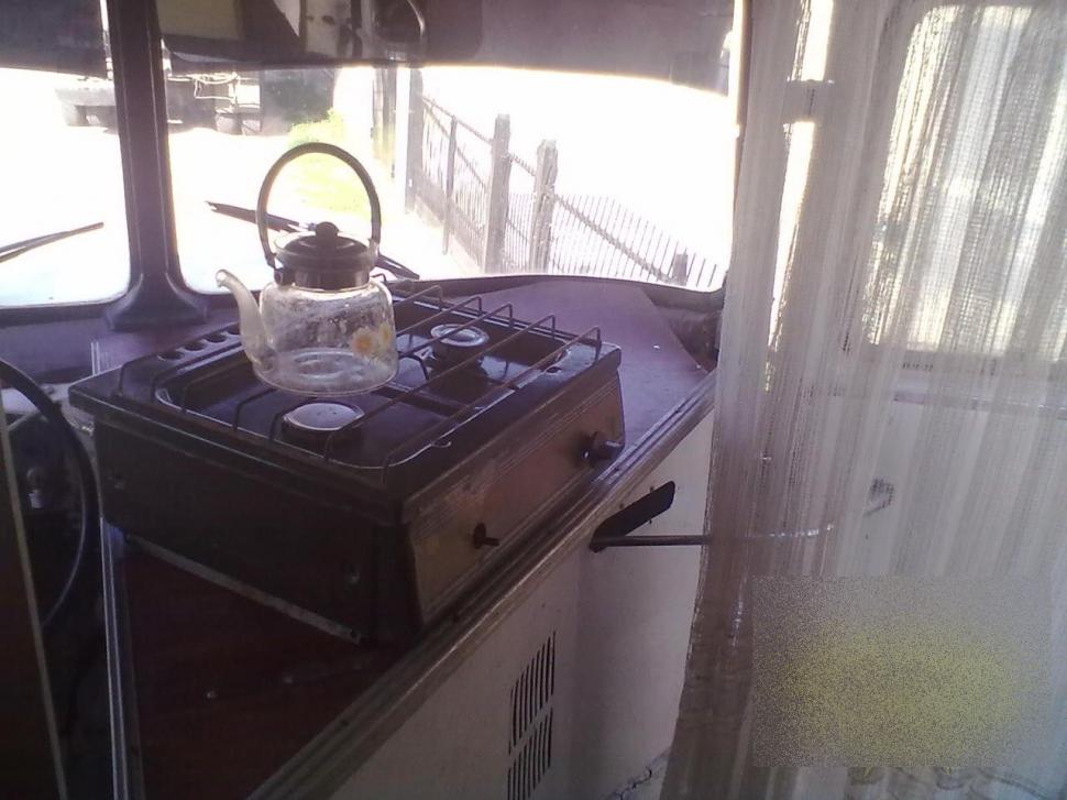 Ce a reuşit un MOLDOVEAN să facă din acest autobuz vechi. "În interior puteţi vedea canapele de PIELE şi perdele din VOAL" 277761