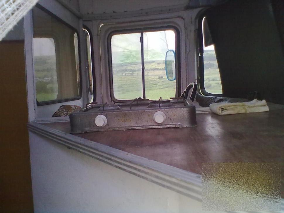 Ce a reuşit un MOLDOVEAN să facă din acest autobuz vechi. "În interior puteţi vedea canapele de PIELE şi perdele din VOAL" 277762