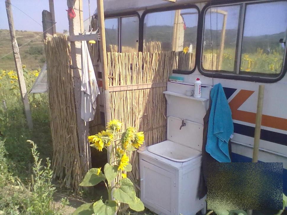 Ce a reuşit un MOLDOVEAN să facă din acest autobuz vechi. "În interior puteţi vedea canapele de PIELE şi perdele din VOAL" 277763