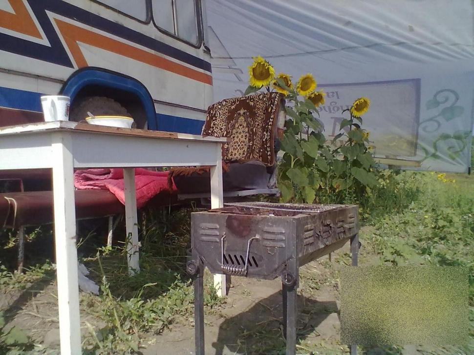 Ce a reuşit un MOLDOVEAN să facă din acest autobuz vechi. "În interior puteţi vedea canapele de PIELE şi perdele din VOAL" 277764