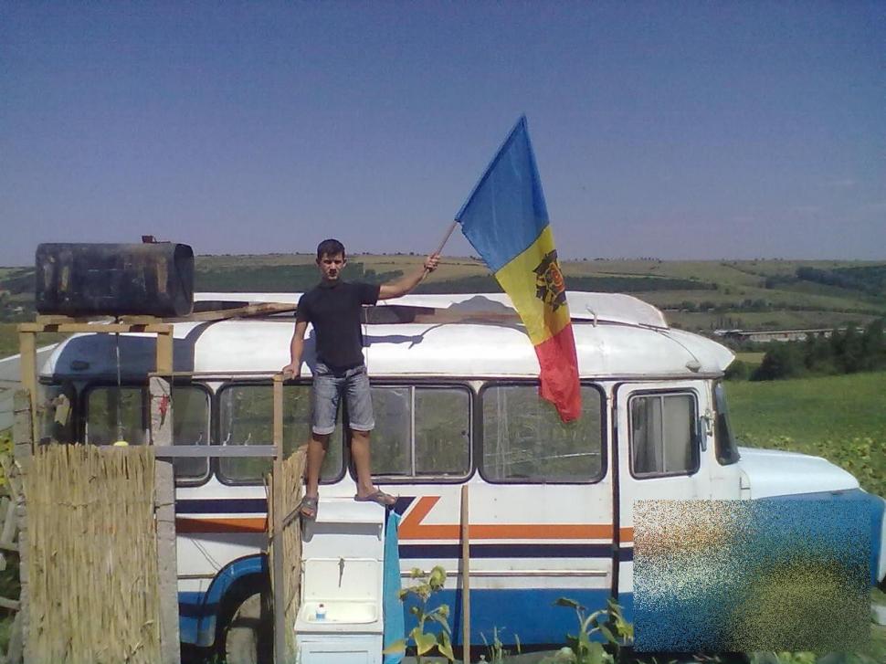 Ce a reuşit un MOLDOVEAN să facă din acest autobuz vechi. "În interior puteţi vedea canapele de PIELE şi perdele din VOAL" 277765