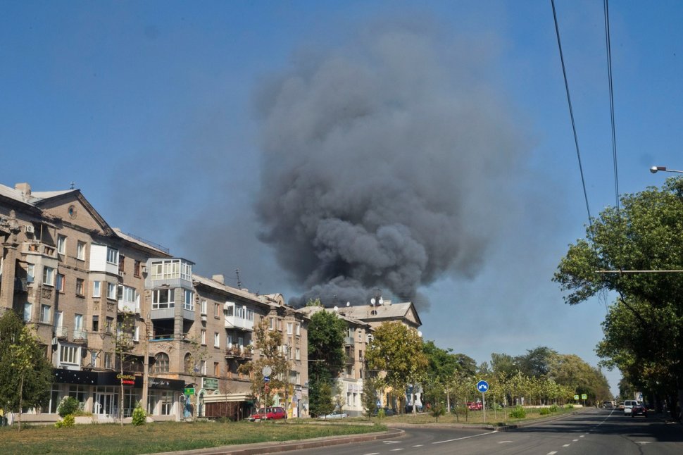 Centrul oraşului Doneţk, atacat cu obuze. Un angajat al Crucii Roşii a fost ucis